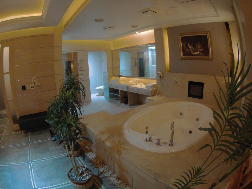 ChangSing Business Motel Tainan Bagian luar foto